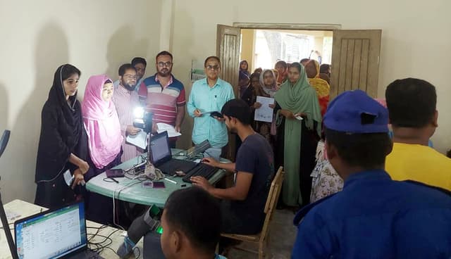 হাকিমপুরে নতুন ভোটারদের ছবি তোলা কার্যক্রমের উদ্বোধন