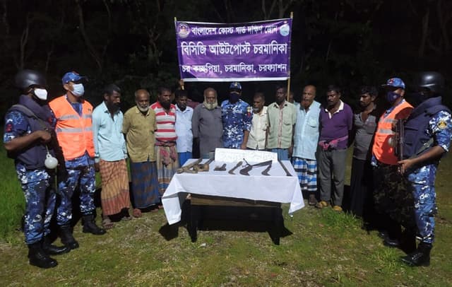 কোস্টগার্ডের অভিযানে দেশীয় অস্ত্রসহ সিদ্দিক বাহিনীর ১০ সদস্য গ্রেফতার