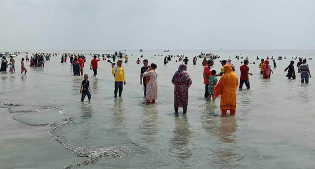 টানা ছুটিতে কুয়াকাটায় পর্যটকের ঢল