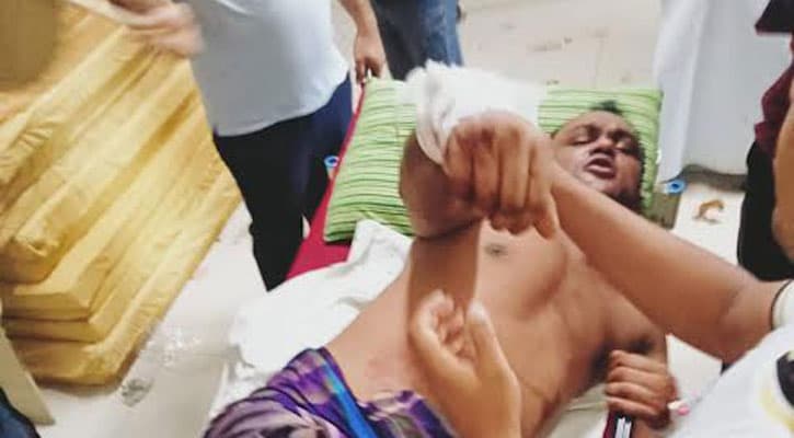 গৌরনদীতে যুবলীগের তিন কর্মীকে কুপিয়ে জখম