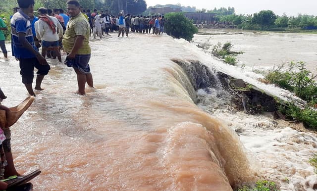 আত্রাইয়ে বিপদসীমার উপরে নদীর পানি, পানিবন্দি কয়েক হাজার মানুষ