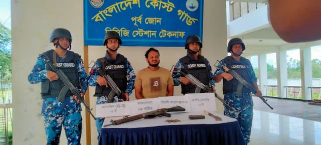 টেকনাফে বিদেশি অস্ত্রসহ যুবক আটক, পরিবারের দাবি ষড়যন্ত্র