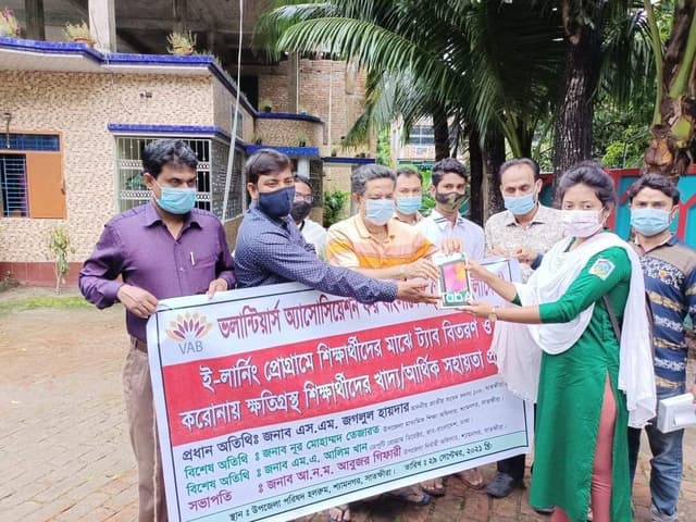 শ্যামনগরে শিক্ষার্থীদের মাঝে ট্যাব ও আর্থিক সহয়তা প্রদান