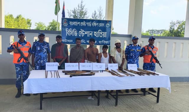 কোস্টগার্ডের অভিযানে ৫ ডাকাত আটক, অস্ত্র উদ্ধার
