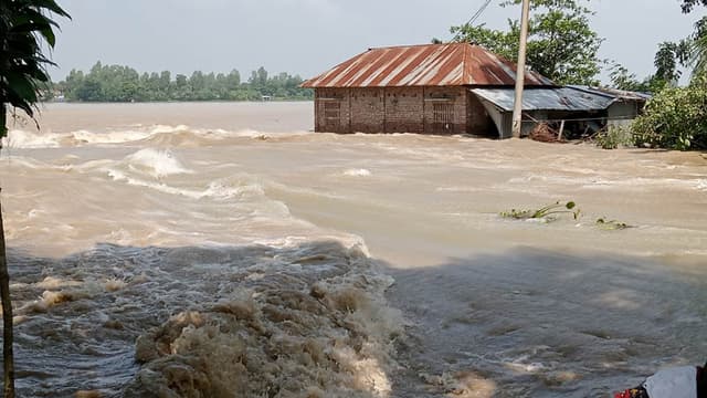 আত্রাই নদীর পানি অব্যাহত বৃদ্ধি, নতুন নতুন এলাকা প্লাবিত