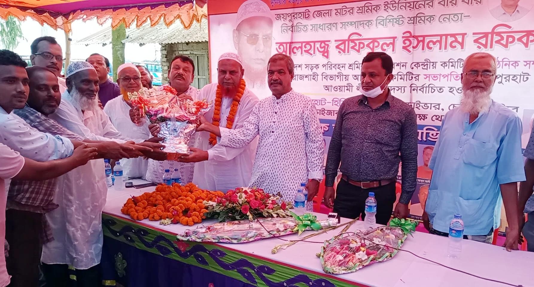 পাঁচবিবিতে শ্রমিক নেতাকে গণসংবর্ধনা দিলেন শ্রমিকরা
