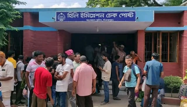 দূর্গাপুজা উপলক্ষে হিলি ইমিগ্রেশনে যাত্রীদের উপচেপড়া ভিড়