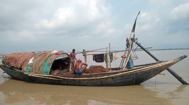 পদ্মায় ইলিশ শিকারে ২২ দিনের নিষেধাজ্ঞা