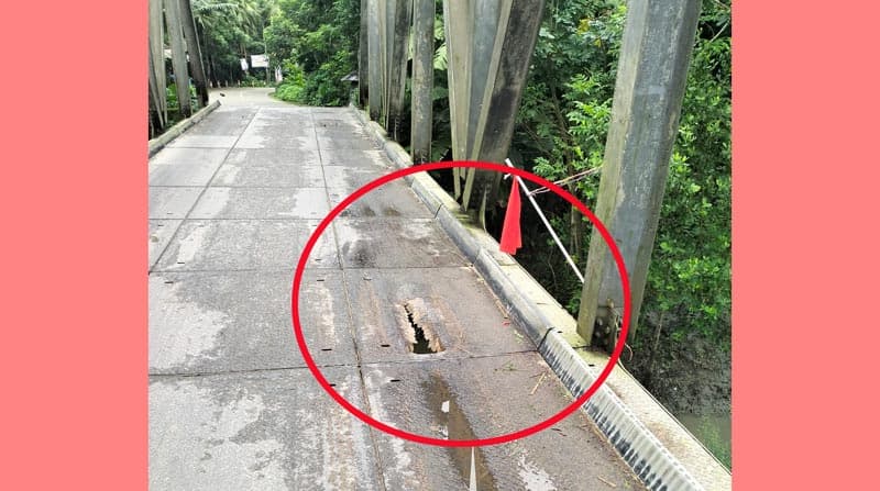 রাজাপুরে ৪০বছর পূর্বে নির্মিত ব্রিজের বেহাল দশা, দুর্ঘটনার আশঙ্কা