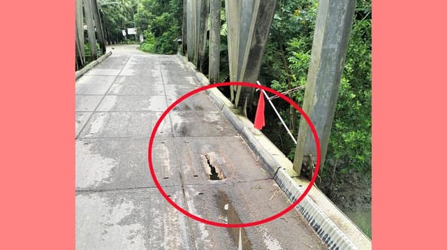 রাজাপুরে ৪০বছর পূর্বে নির্মিত ব্রিজের বেহাল দশা, দুর্ঘটনার আশঙ্কা