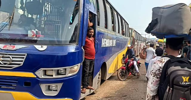 দৌলতদিয়া ঘাটে যানবাহনের দীর্ঘ সারি, ভোগান্তি চরমে