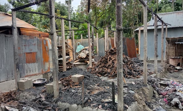 ভূরুঙ্গামারীতে অগ্নিকাণ্ডে ৫টি ঘর পুড়ে গেছে