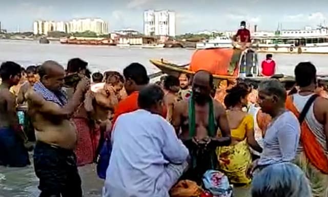 পশ্চিমবঙ্গে মহালায়াতে জনস্রোত, ভেঙে পড়ল স্বাস্থ্য বিধি