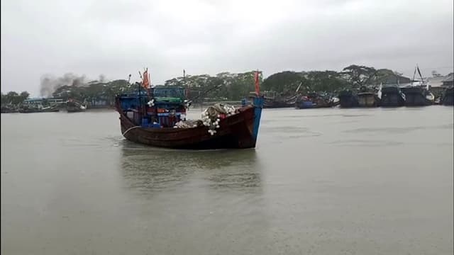 আজ থেকে শুরু ইলিশ শিকারে ২২ দিনের নিষেধাজ্ঞা