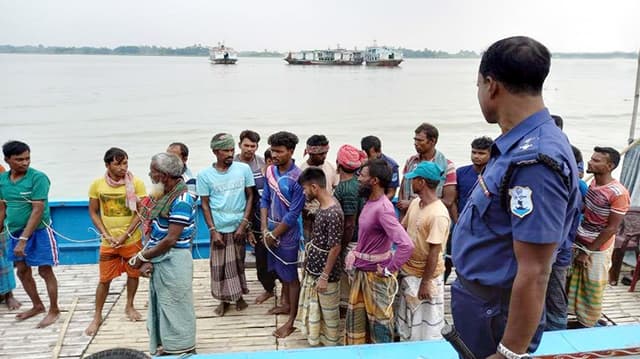 পদ্মায় ইলিশ ধরায় ৩৮ জেলের এক বছর করে কারাদণ্ড