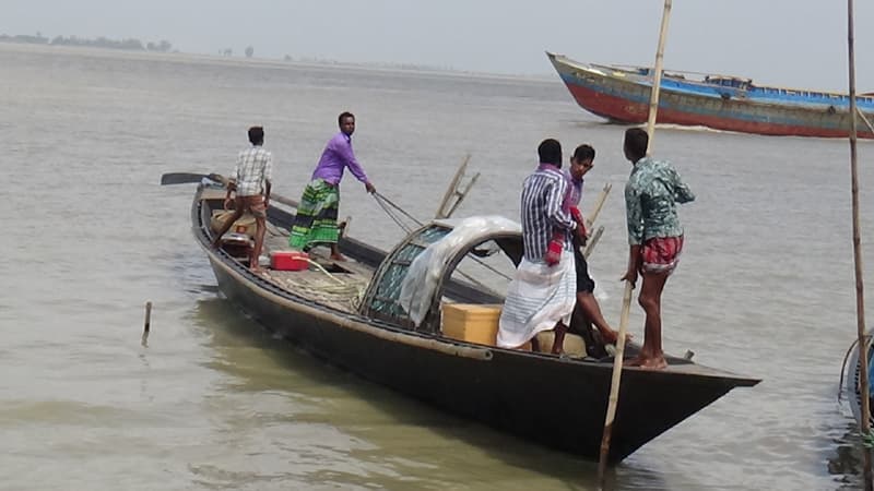 ইলিশ ধরায় নিষেধাজ্ঞা, খাদ্য না পেয়ে দুশ্চিন্তায় জেলেরা