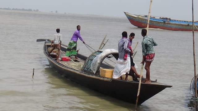 ইলিশ ধরায় নিষেধাজ্ঞা, খাদ্য না পেয়ে দুশ্চিন্তায় জেলেরা