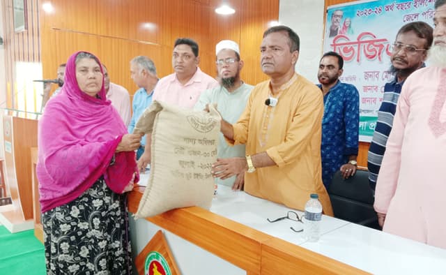 লালপুরে মা ইলিশ রক্ষায় জেলেদের মাঝে চাল বিতরণ
