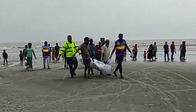 কুয়াকাটা সৈকত থেকে অজ্ঞাত ব্যক্তির অর্ধগলিত লাশ উদ্ধার