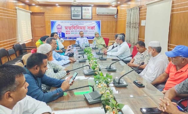ভূঞাপুরে সাংবাদিকদের সাথে ডিসির মতবিনিময়