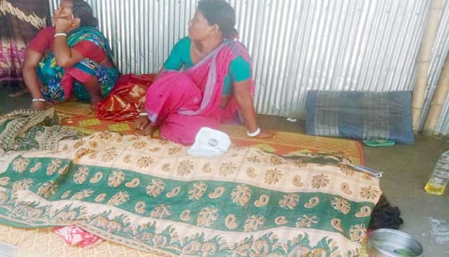 পূজায় শাড়ি না পেয়ে গৃহবধূর আত্মহত্যা