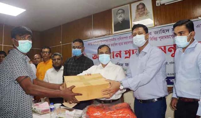 বরিশালে বিভিন্ন পূজামন্ডপে অনুদান প্রদান পানিসম্পদ প্রতিমন্ত্রীর