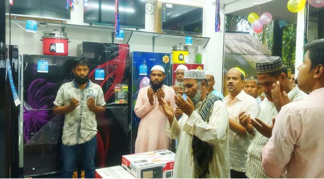 ধামইরহাটে আমাইতাড়া বাজারে সিংগারের শোরুম উদ্বোধন
