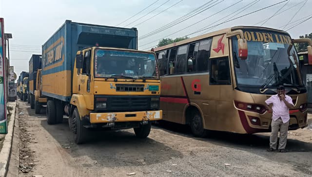 দৌলতদিয়া ফেরিঘাটে ৫ কিলোমিটার জুড়ে দীর্ঘ যানজট