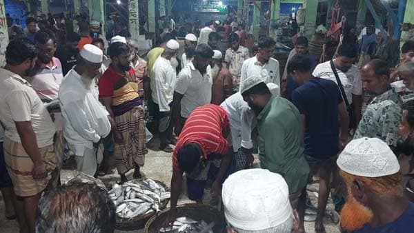অবরোধের শেষ মুহূর্তে ক্রেতাদের ইলিশ কেনার তাড়া, দাম চড়া