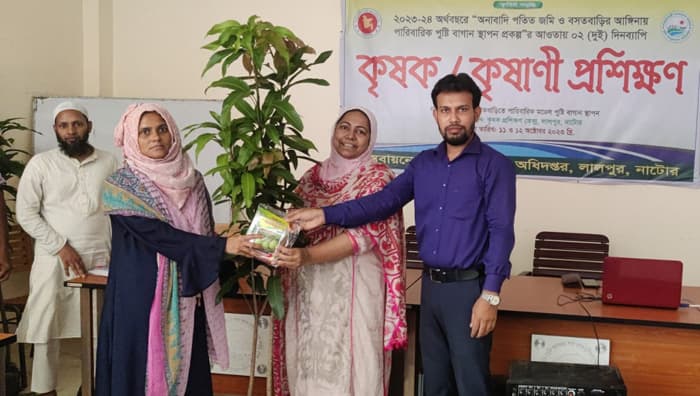 লালপুরে পারিবারিক পুষ্টিবাগান স্থাপনে প্রশিক্ষণ