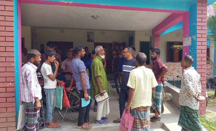 ঠাকুরগাঁওয়ে টিসিবির পণ্য বিতরণে ব্যাপক অনিয়মের অভিযোগ