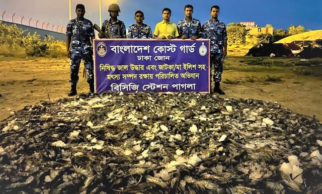 কোস্টগার্ডের অভিযানে ১০ হাজার কেজি জেলি মিশ্রিত চিংড়ি জব্দ