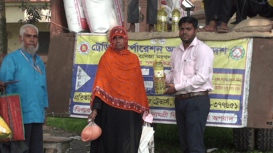 হিলিতে স্বল্প মূল্যে টিসিবি পণ্যের বিক্রয় কার্যক্রম শুরু