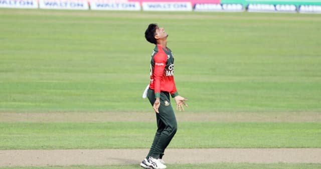 স্কটিশ শিবিরে মেহেদির জোড়া আঘাত