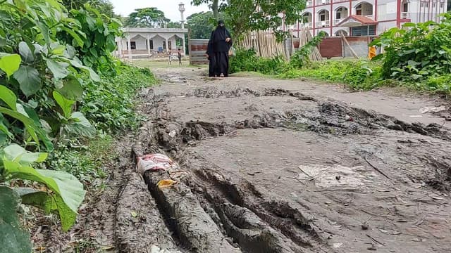 মাদারীপুরে পাকা সড়কের অভাবে ভোগান্তিতে দুই ইউনিয়ন