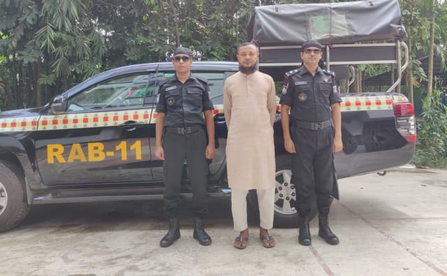 নোয়াখালীতে ৮৪ বছরের সাজাপ্রাপ্ত জলদস্যু গ্রেফতার