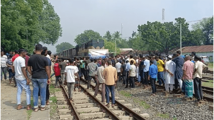 হিলিতে রেলপথ অবরোধ, বন্ধ ট্রেন চলাচল