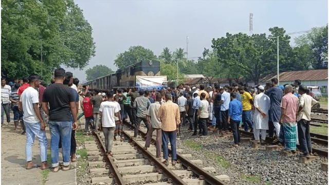 হিলিতে রেলপথ অবরোধ, বন্ধ ট্রেন চলাচল