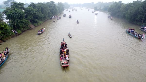 লক্ষ্মী পূজা উপলক্ষে নওগাঁয় শত শত নৌকার নৌবহর