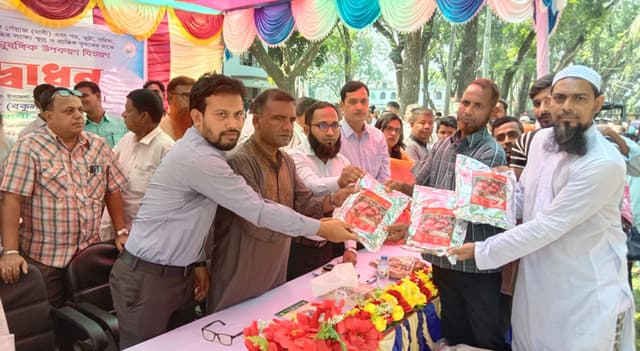 লালপুরে প্রান্তিক কৃষকদের মাঝে বিনামূল্যে বীজ ও সার বিতরণ