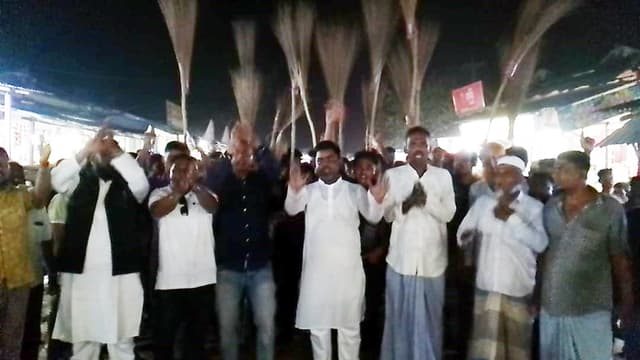 নোয়াখালীতে যুবলীগের পদ বঞ্চিত নেতাকর্মিদের ঝাড়ু মিছিল