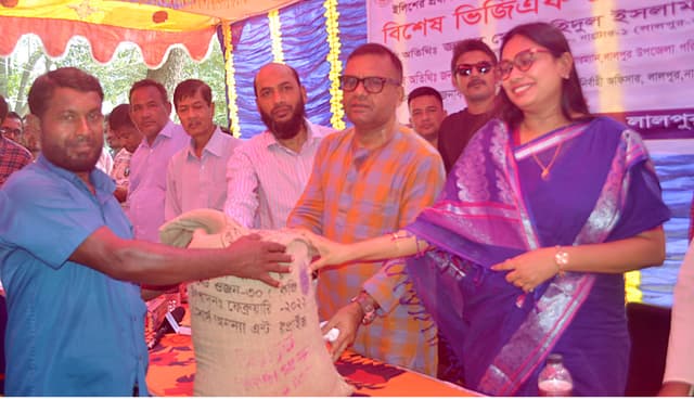 লালপুরে জেলেদের মাঝে চাল বিতরণ
