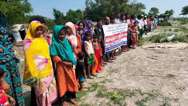 কুয়াকাটায় বিনা নোটিশে উচ্ছেদের প্রতিবাদে জেলেদের মানববন্ধন