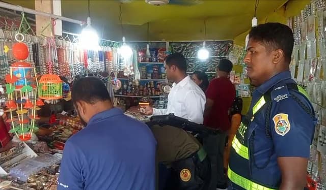 কুয়াকাটা সমুদ্র সৈকতের ৭ ক্ষুদ্র ব্যবসায়ীকে জরিমানা