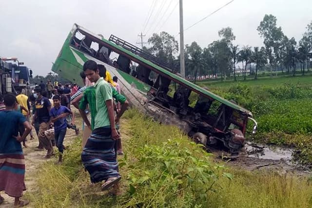 বছরে প্রায় ২৫ হাজার মানুষ সড়কে প্রাণ হারাচ্ছেন