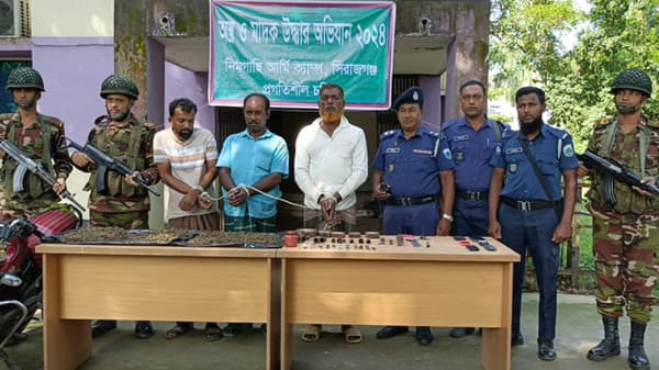 রায়গঞ্জে অস্ত্র ও মাদক উদ্ধার, ৩ কারবারি আটক