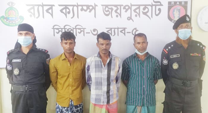 ধামইরহাটে হিরোইন ও ফেনসিডিলসহ তিন মাদক ব্যবসায়ী আটক