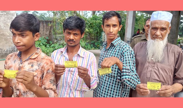 মঠবাড়িয়ায় জেলেদের ভিজিএফের চাল ওজনে কম দেওয়ার অভিযোগ