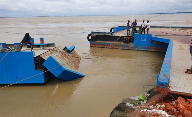 সিত্রাংয়ের প্রভাবে দৌলতদিয়া-পাটুরিয়ায় ১৭ ঘন্টা বন্ধ ফেরি, ২২ঘন্টা লঞ্চ
