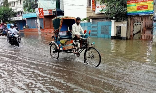 বরিশালে রেকর্ড ৩৫২ মিলিমিটার বৃষ্টি, বিপদসীমার ওপরে নদীর পানি